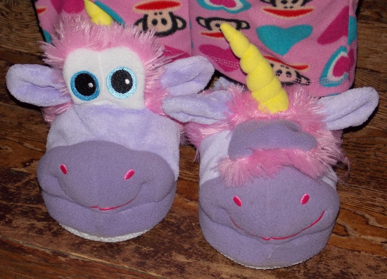 1-Day Flash Giveaway: Stompeez Slippers â€“ Ends at 12:00 AM 12/01 â€“ US